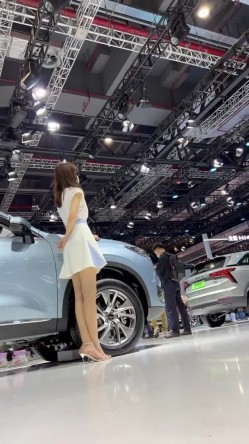 [超级裙底]最新2023上海车展各色美女模特 总有一款你喜欢 截图13
