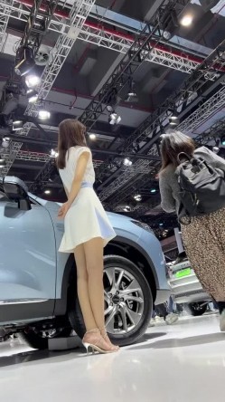 [超级裙底]最新2023上海车展各色美女模特 总有一款你喜欢 截图14
