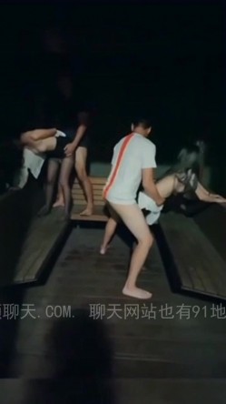 换妻合集！交换乱操最美最淫最骚姐妹花，三次性爱珍贵记录，每次都较着劲谁先射谁就是阳痿 截图9
