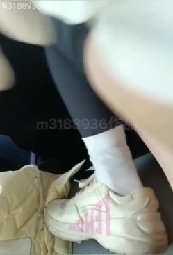 91大神和漂亮人妻在杭州湘湖、先照寺山脚、大马路边偷情车震 截图1