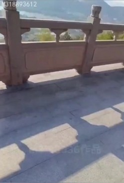 91大神和漂亮人妻在杭州湘湖、先照寺山脚、大马路边偷情车震 截图11