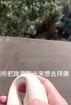 91大神和漂亮人妻在杭州湘湖、先照寺山脚、大马路边偷情车震 截图12