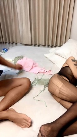 无套内射风骚小太妹，黑丝露脸无毛逼性感纹身，抠着她的逼看她舔弄大鸡巴，无套爆草浪叫不止直接内射中出 截图8