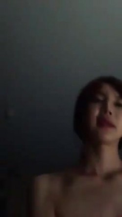 很美的鸡婆，发型是我的最爱，和这样的女人做爱非常舒服，就是想录下来死活不肯，老拿手挡开！ 截图1