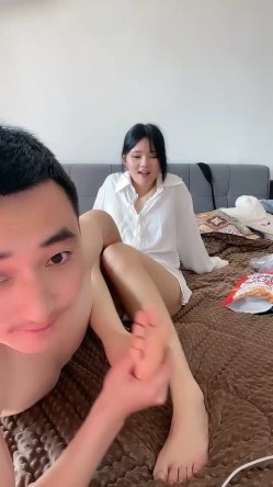 淫荡新人美少妇！抓起大屌贪婪吸吮！高难度姿势，倒着无毛骚逼抽插，射在嘴里吃精 截图4