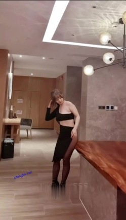 【秀人 王雨纯】最新福利拍摄花絮乳贴黑丝诱惑视频 截图1