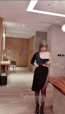 【秀人 王雨纯】最新福利拍摄花絮乳贴黑丝诱惑视频 截图4
