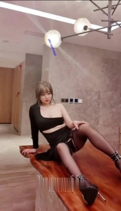 【秀人 王雨纯】最新福利拍摄花絮乳贴黑丝诱惑视频 截图6