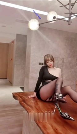 【秀人 王雨纯】最新福利拍摄花絮乳贴黑丝诱惑视频 截图7