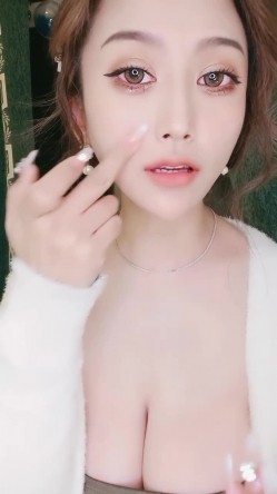 【是有容吖】好高的颜值仙女 明亮金色大眼睛 巨大的乳房 干净无毛的鲍鱼 截图1