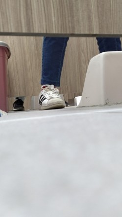图书馆女厕第四期爱看书的学生妹的粉穴自带一股醉人的清香 截图6