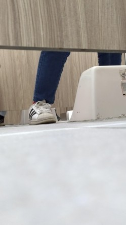 图书馆女厕第四期爱看书的学生妹的粉穴自带一股醉人的清香 截图7