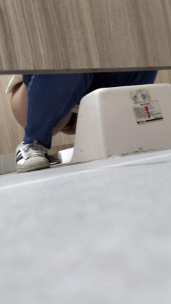 图书馆女厕第四期爱看书的学生妹的粉穴自带一股醉人的清香 截图8