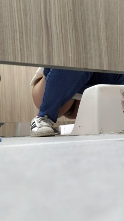 图书馆女厕第四期爱看书的学生妹的粉穴自带一股醉人的清香 截图11