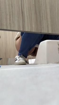 图书馆女厕第四期爱看书的学生妹的粉穴自带一股醉人的清香 截图12