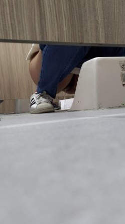 图书馆女厕第四期爱看书的学生妹的粉穴自带一股醉人的清香 截图13