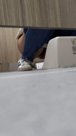 图书馆女厕第四期爱看书的学生妹的粉穴自带一股醉人的清香 截图14