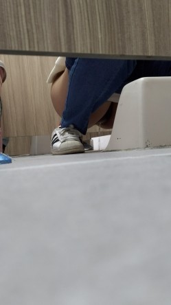 图书馆女厕第四期爱看书的学生妹的粉穴自带一股醉人的清香 截图15