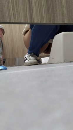 图书馆女厕第四期爱看书的学生妹的粉穴自带一股醉人的清香 截图16