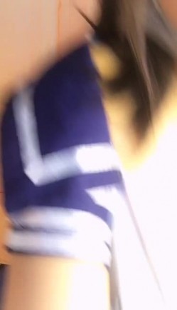 制服黑丝美穴翘臀君君诱惑一多，皮肤白皙奶子翘挺，逼毛还修剪过道具插入浪叫，这逼草起来应该会很舒服 截图1