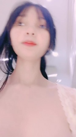 9分颜值辩子妹妹！外表甜美细腰美乳！全裸收费房，掰开骚穴特写，说话声音嗲嗲，翘起美臀摇摆 截图11