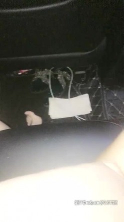 娇小身材萌妹子驾车户外和炮友车震，前座口交舔逼上位骑坐猛操抽插，搞得呻吟娇喘非常刺激 截图9