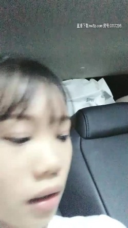 娇小身材萌妹子驾车户外和炮友车震，前座口交舔逼上位骑坐猛操抽插，搞得呻吟娇喘非常刺激 截图10