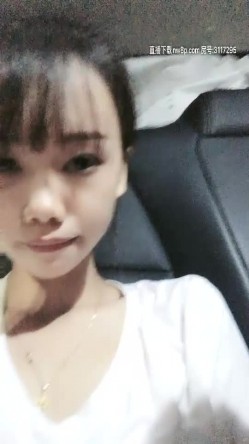娇小身材萌妹子驾车户外和炮友车震，前座口交舔逼上位骑坐猛操抽插，搞得呻吟娇喘非常刺激 截图11