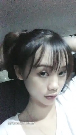 娇小身材萌妹子驾车户外和炮友车震，前座口交舔逼上位骑坐猛操抽插，搞得呻吟娇喘非常刺激 截图12