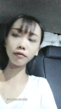 娇小身材萌妹子驾车户外和炮友车震，前座口交舔逼上位骑坐猛操抽插，搞得呻吟娇喘非常刺激 截图13