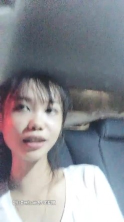 娇小身材萌妹子驾车户外和炮友车震，前座口交舔逼上位骑坐猛操抽插，搞得呻吟娇喘非常刺激 截图14