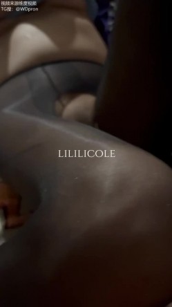 专泡良家大神『LILILICOLE』翘臀骚货一边穿着高跟黑丝一边女上摇摆，只需躺着据能享受全自动炮架服务 截图11