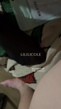 专泡良家大神『LILILICOLE』翘臀骚货一边穿着高跟黑丝一边女上摇摆，只需躺着据能享受全自动炮架服务 截图12