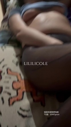 专泡良家大神『LILILICOLE』翘臀骚货一边穿着高跟黑丝一边女上摇摆，只需躺着据能享受全自动炮架服务 截图13