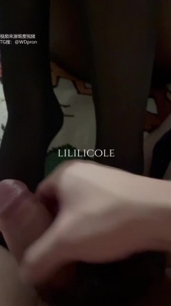 专泡良家大神『LILILICOLE』翘臀骚货一边穿着高跟黑丝一边女上摇摆，只需躺着据能享受全自动炮架服务 截图14