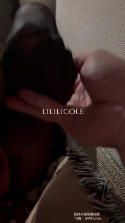 专泡良家大神『LILILICOLE』翘臀骚货一边穿着高跟黑丝一边女上摇摆，只需躺着据能享受全自动炮架服务 截图16