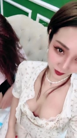 【戴眼镜的老师】淫荡三女 狂约技师 争着吃鸡吧 无套啪啪 骑乘吃奶 内射 口爆 截图1