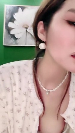 【戴眼镜的老师】淫荡三女 狂约技师 争着吃鸡吧 无套啪啪 骑乘吃奶 内射 口爆 截图3