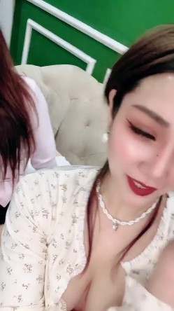 【戴眼镜的老师】淫荡三女 狂约技师 争着吃鸡吧 无套啪啪 骑乘吃奶 内射 口爆 截图4