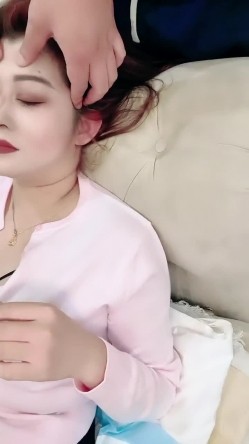 【戴眼镜的老师】淫荡三女 狂约技师 争着吃鸡吧 无套啪啪 骑乘吃奶 内射 口爆 截图7
