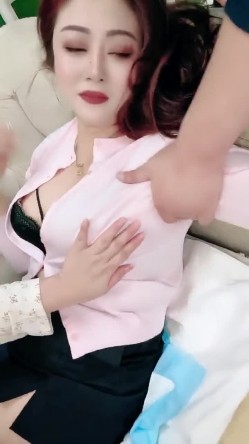 【戴眼镜的老师】淫荡三女 狂约技师 争着吃鸡吧 无套啪啪 骑乘吃奶 内射 口爆 截图9
