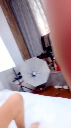 小骚逼变成了大奶牛，露脸伺候两个纹身大哥激情3P，口交大鸡巴舔逼浪叫，多体位爆草蹂躏，浪叫呻吟高潮喷水 截图10