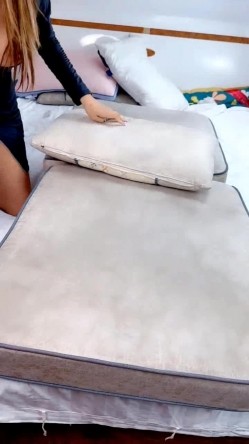 小骚逼变成了大奶牛，露脸伺候两个纹身大哥激情3P，口交大鸡巴舔逼浪叫，多体位爆草蹂躏，浪叫呻吟高潮喷水 截图11