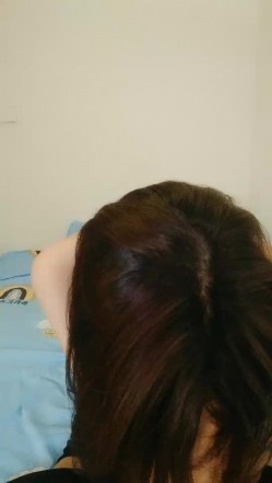 刚下海不久极品短发美女和炮友居家啪啪，戴上情趣面罩揉捏美乳，骑乘整根插入，镜头前扶着屁股后入，操的娇喘连连 截图2