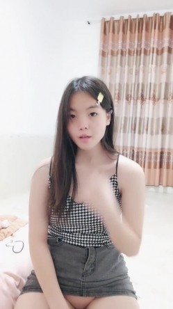 推荐，19岁正青春，【大一学妹赚生活费】，颜值高，清纯校花型，逼逼没被男友用几次，真美 截图5