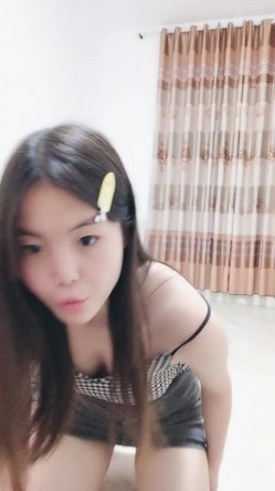 推荐，19岁正青春，【大一学妹赚生活费】，颜值高，清纯校花型，逼逼没被男友用几次，真美 截图8