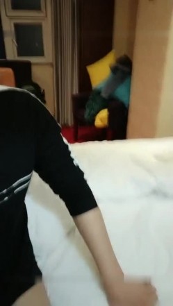 打电话剧情演绎姐夫吃了伟哥和小姨子激情做爱中途妹夫打电话查岗对白精彩 截图1