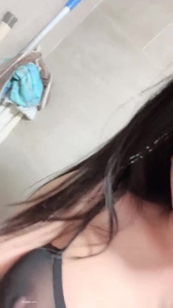 【京鱼儿】19岁童颜巨乳 可爱猫女 神秘男舔逼 道具自慰 -被土豪包养玩了一段时间，复出后更会玩，这质量杠杠的 截图11