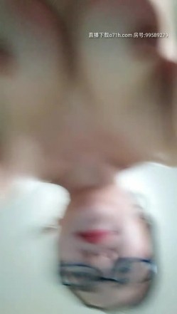 丰满女老师露脸业余时间搞点副业，丝袜情趣大奶子道具自慰骚逼呻吟，躺在床上听狼友指挥揉奶子自慰呻吟 截图14