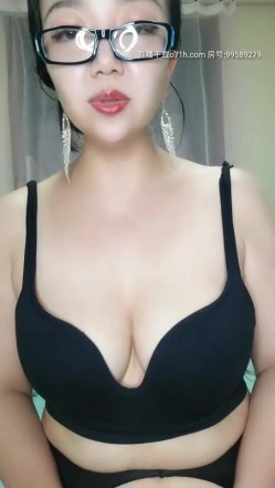 丰满女老师露脸业余时间搞点副业，丝袜情趣大奶子道具自慰骚逼呻吟，躺在床上听狼友指挥揉奶子自慰呻吟 截图15